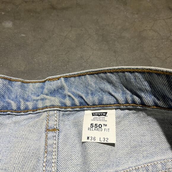 Vintage 90s Levi's 550 Light Blue Relaxed Fit Jeans 34x32 - Picture 6 of 6